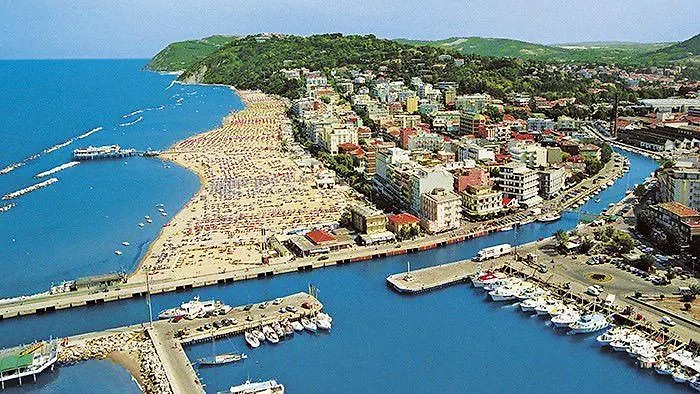 Al Piano Terra A Gabbice Mare Per Grande Compania *